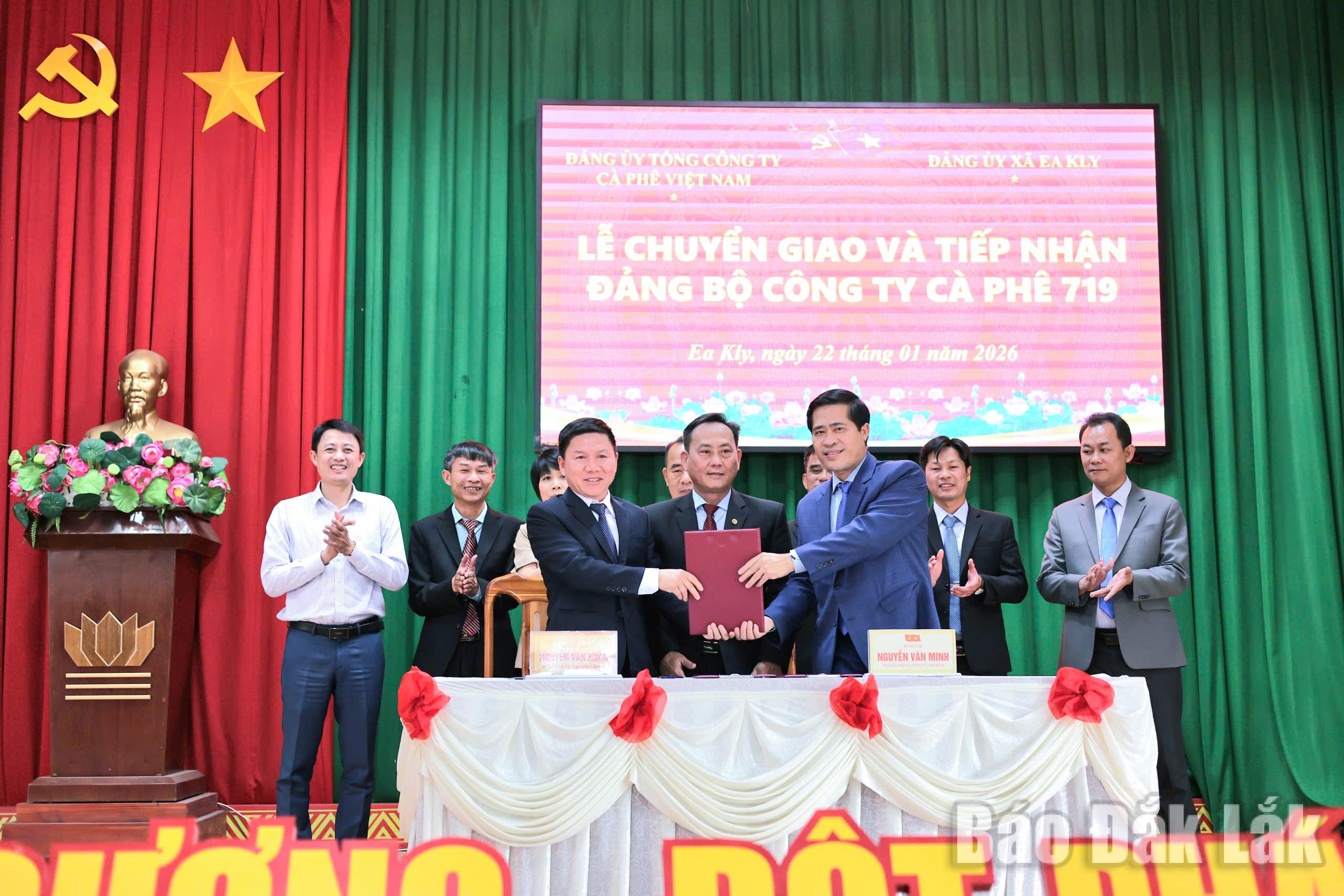 Tiếp nhận Đảng bộ Công ty Cà phê 719 về Đảng bộ xã Ea Kly